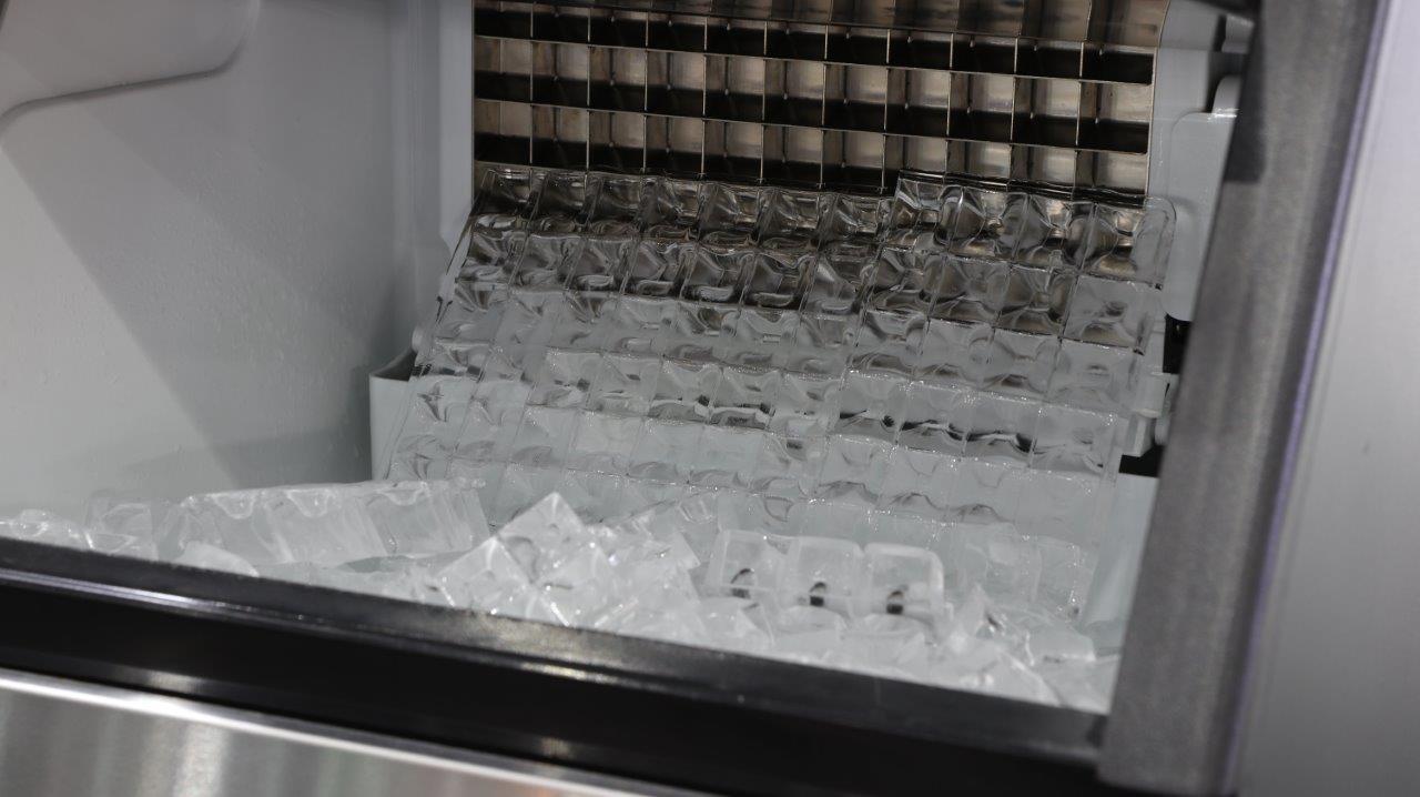 Waar moet je op letten bij het aanschaffen van een ijsblokjesmachine?