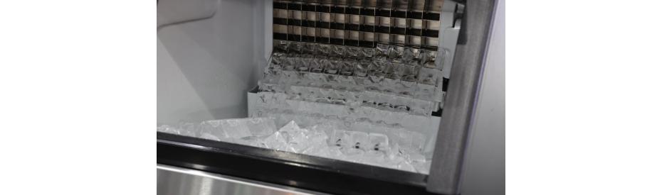 Waar moet je op letten bij het aanschaffen van een ijsblokjesmachine?